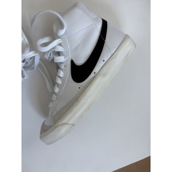 Nike Women's Size 7.5 Blazer Mid '77 White/ Black CZ1055-100 Fashion Shoes - Picture 2 of 8